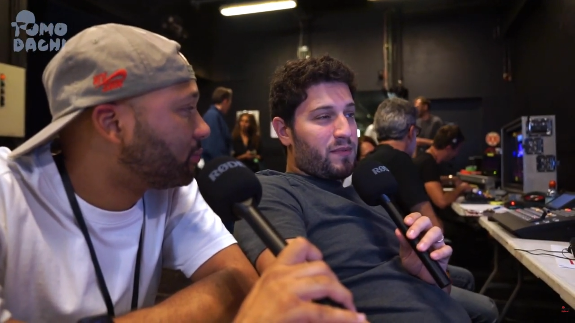 Interview en coulisses avec microphones lors d'un événement de production