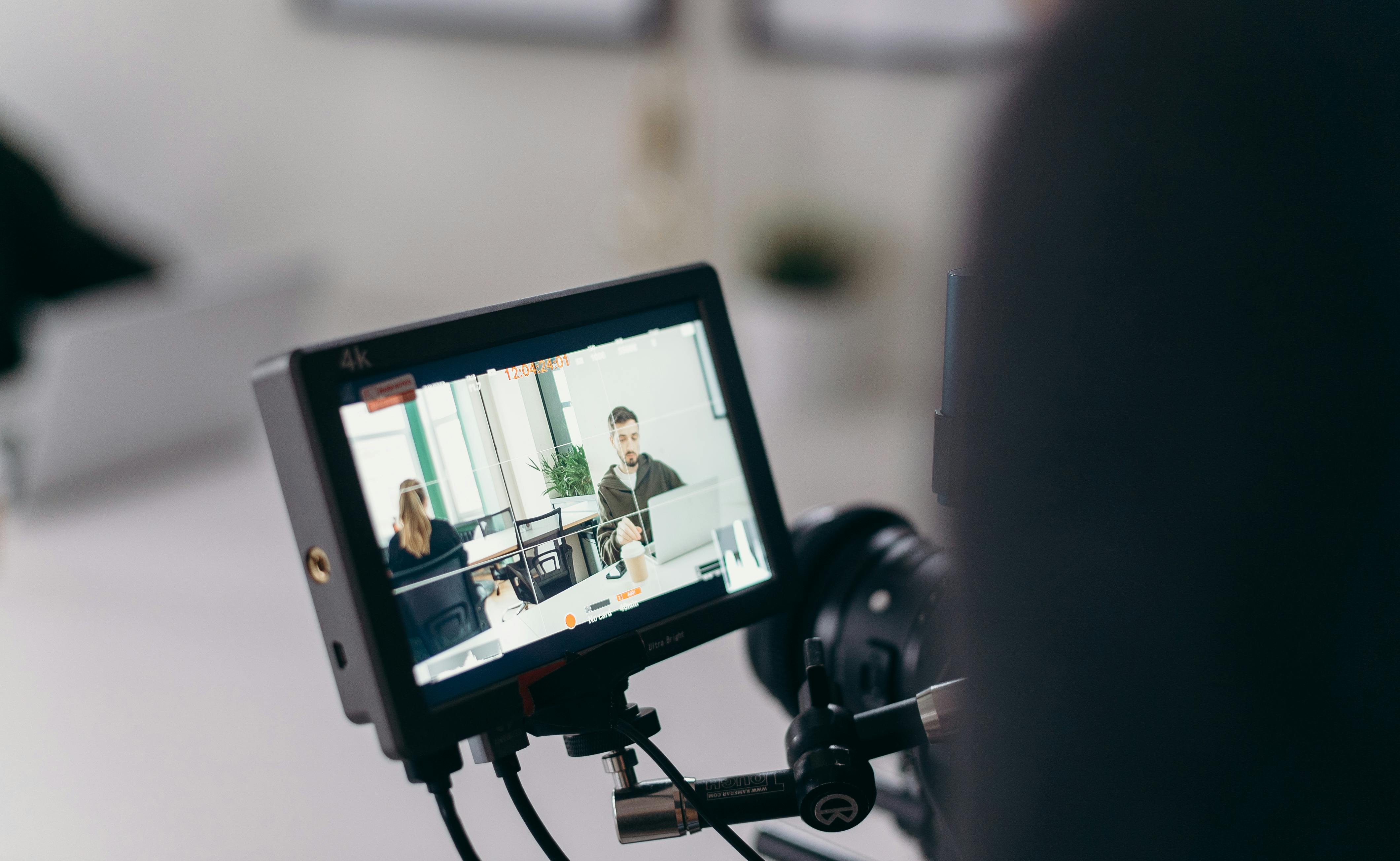 Moniteur caméra 4K lors d'un tournage corporate en bureau