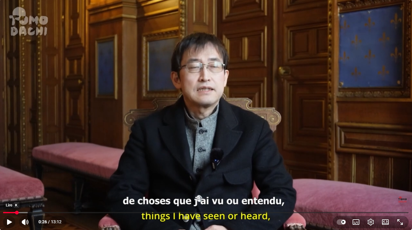 Capture d'une interview sous-titrée bilingue, format témoignage en milieu institutionnel