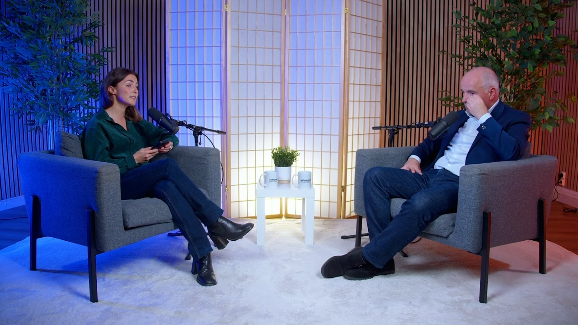 Interview professionnelle en studio podcast, deux intervenants face à face